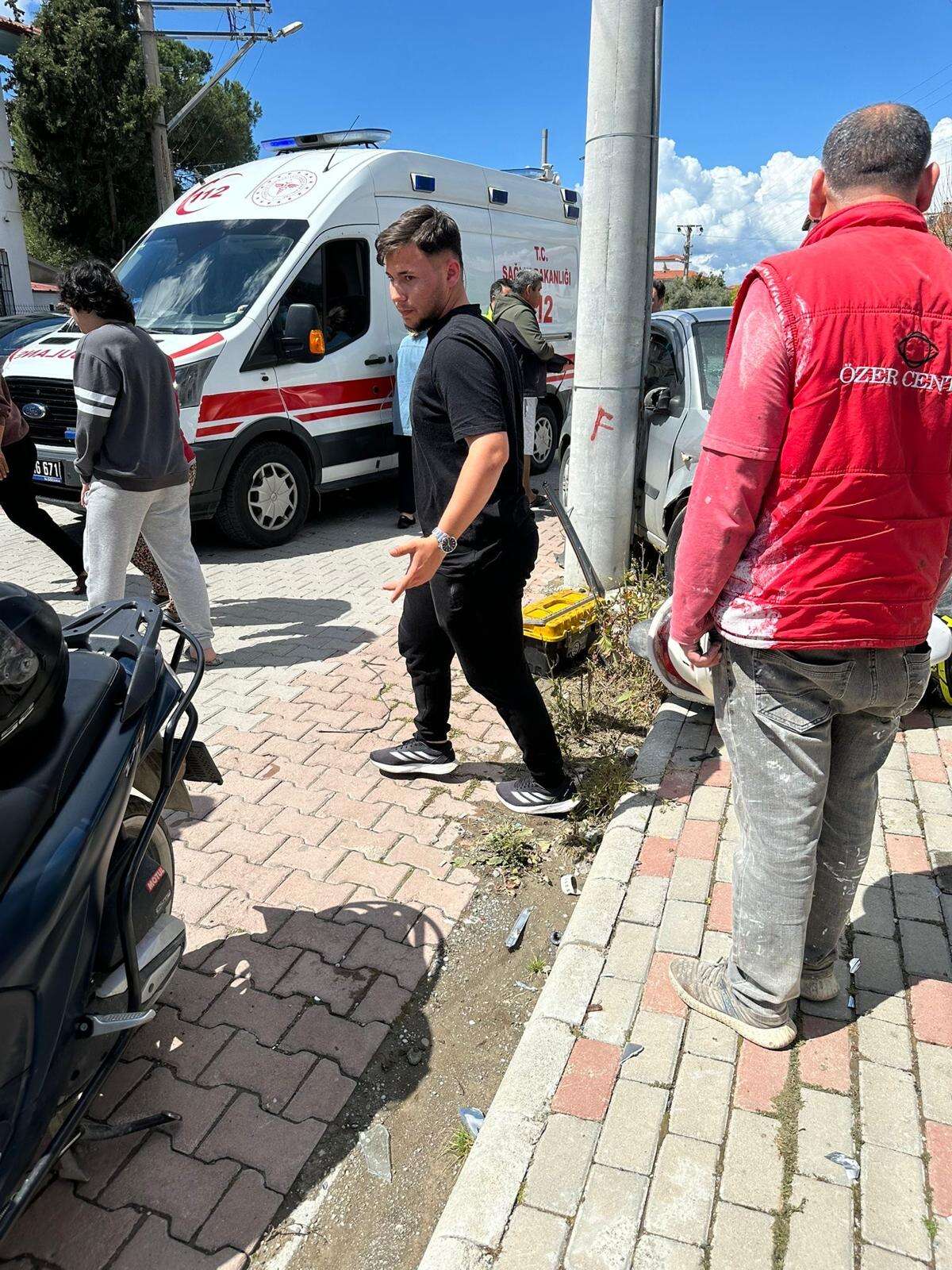 Muğla’da Otomobil Direğe Çarptı Yaralılar Var 2